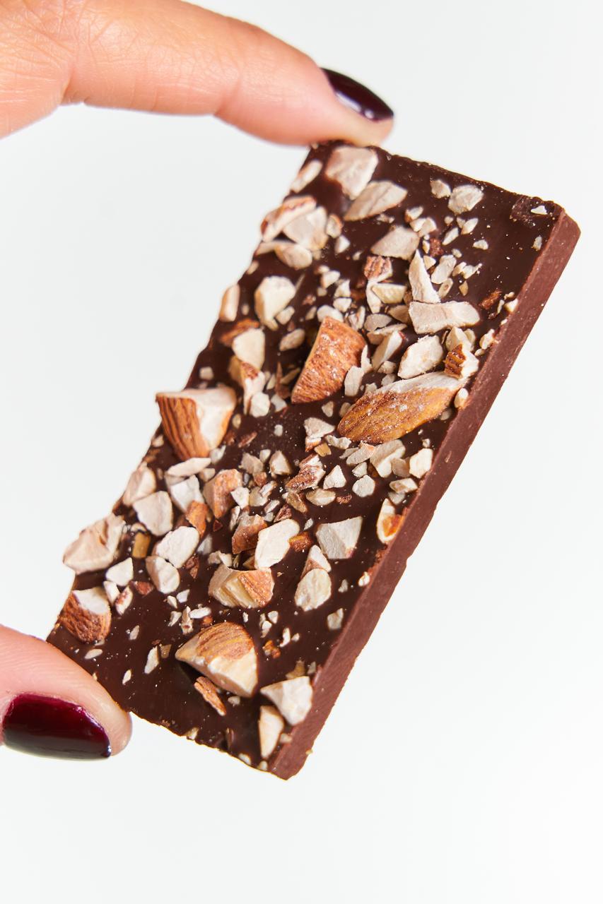 Tableta chocolate con almendras y café