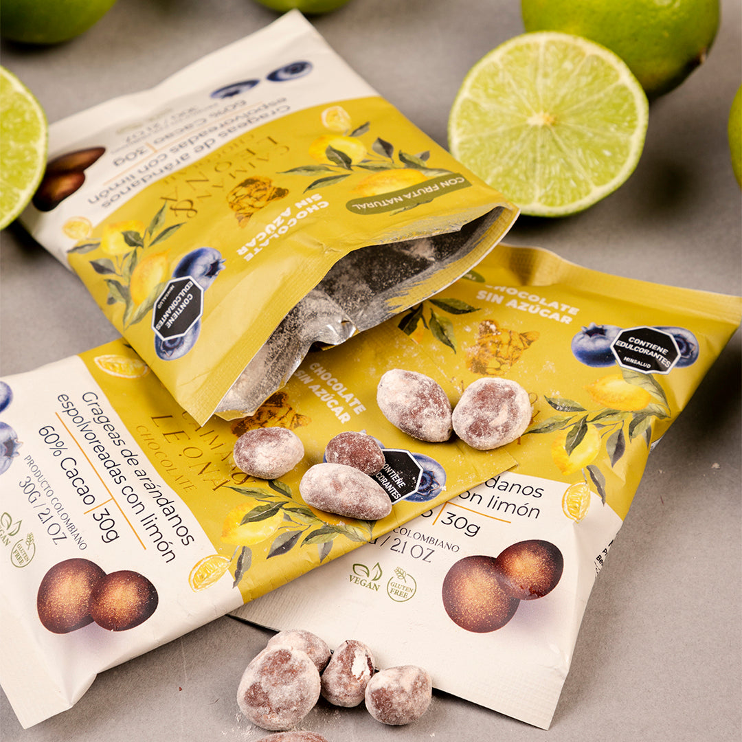 Grageas de arándanos recubiertas con chocolate y espolvoreadas con limón